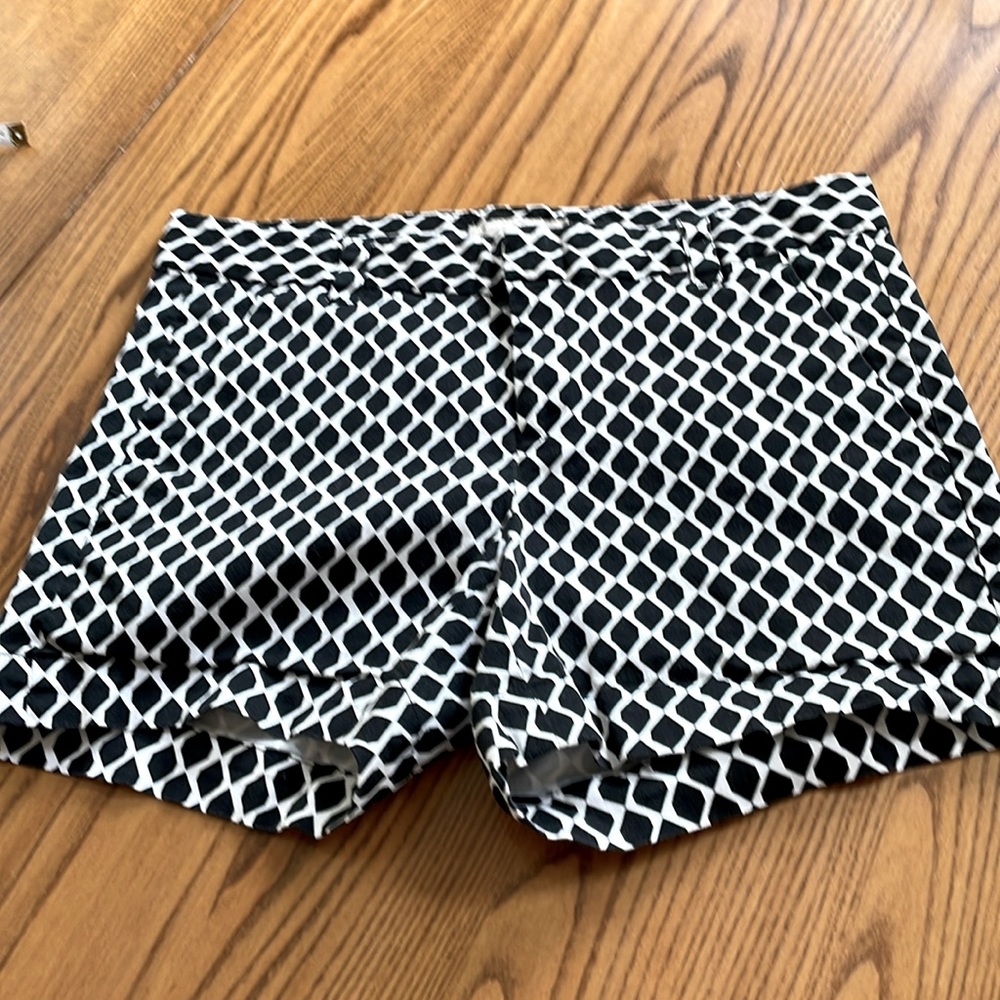 Women’s Shorts Sz 4 Banana Republic Black & White Diamonds